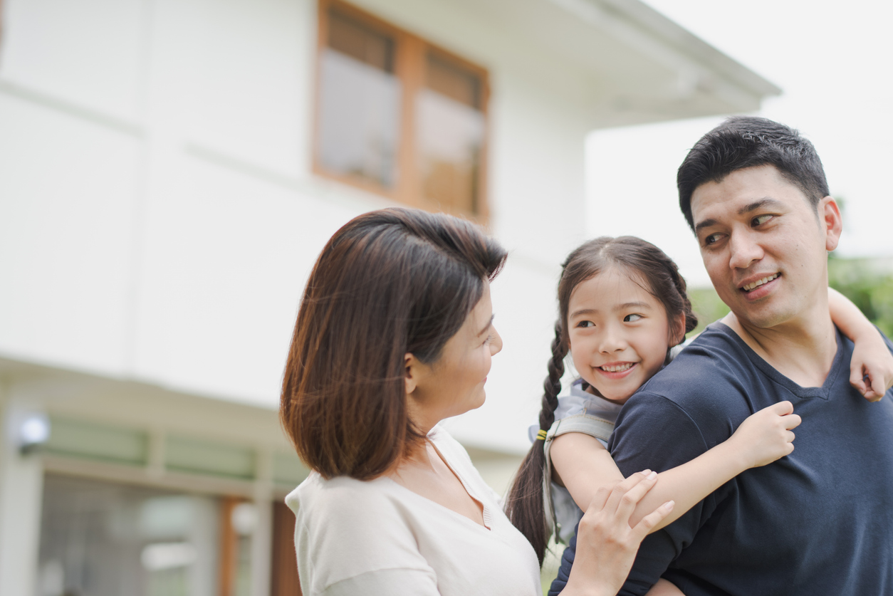 maori father and daughter in new home